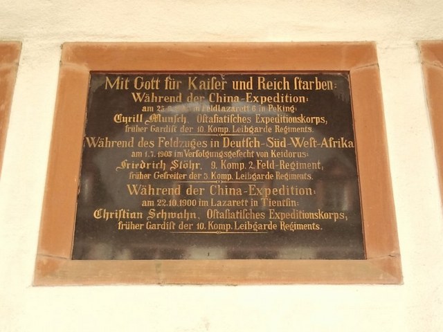 Gedenktafel im Schlosshof (2015)