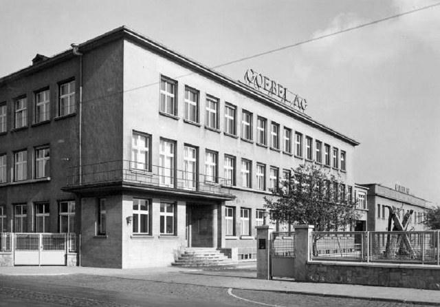 Das Verwaltungsgebude der Goebel AG gegenber dem Hauptbahnhof Darmstadt, 1953