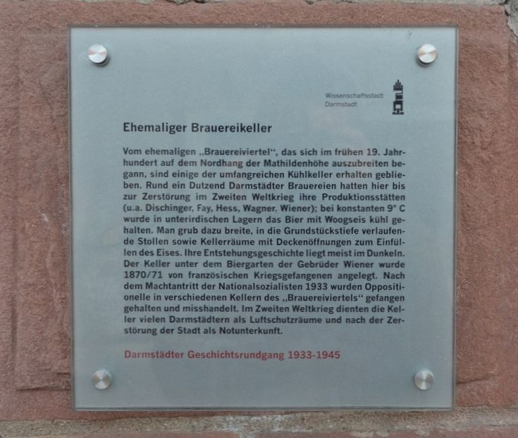 Hinweistafel des Darmstädter Geschichtsrundgangs neben der
Eingangstür (2015)