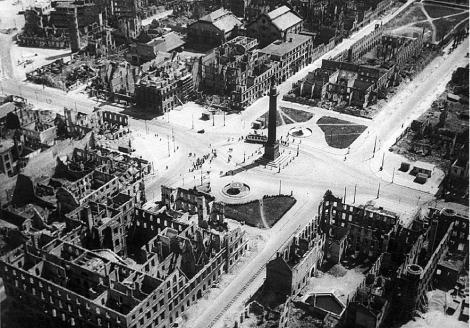 Blick von Norden auf den Luisenplatz (1945)