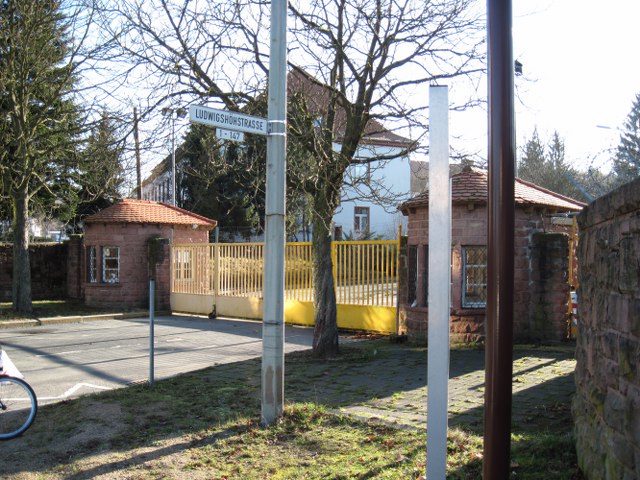 Tor zur Cambrai-Fritsch-Kaserne in der Ludwigshöhstraße