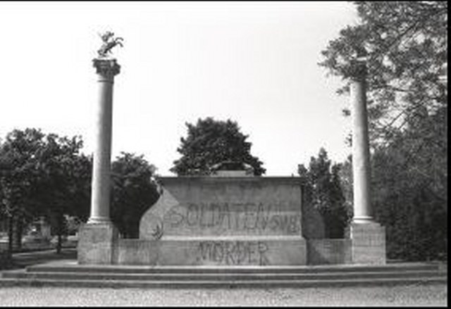 Dragoner-Denkmal mit Graffity “Soldaten sind Mörder“ (1997)