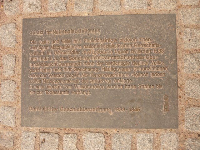 Gedenktafel vor dem Landgericht Darmstadt