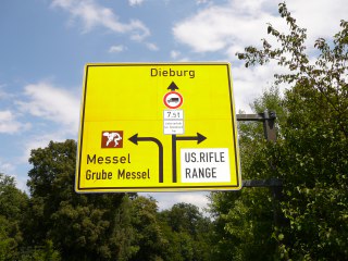 Altes Straßenschild zur Rifle Range Messel (2011)