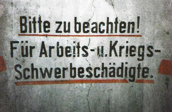 Schild in einem Spitzbunker am Dornheimerweg (2012)